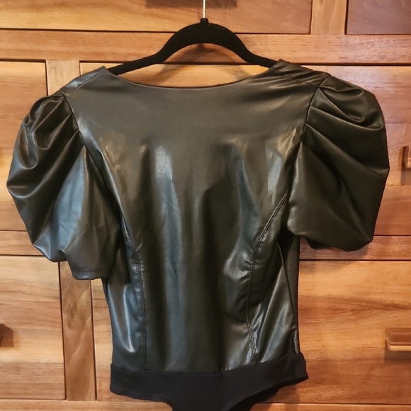 Elegant Black Faux Leather Bodysuit with Puff Sleeves - Picture 4 of 5
